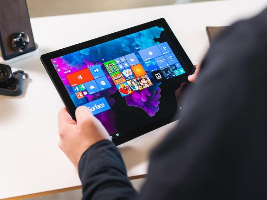 Surface Pro 6 có độ sáng ấn tượng lên tới hơn 400 nit.
