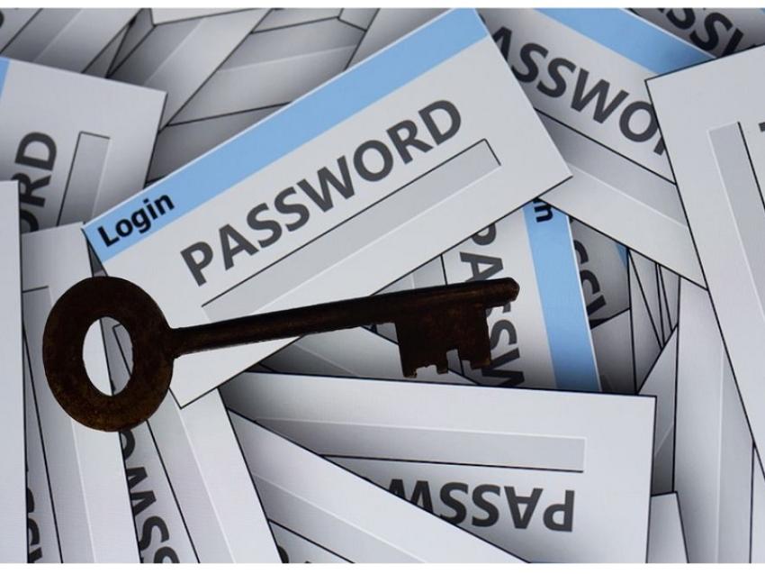 Lưu trữ mật khẩu trong số ghi chú hoặc giấy nhớ, sau đó cất ở một nơi an toàn cũng là cách hay.