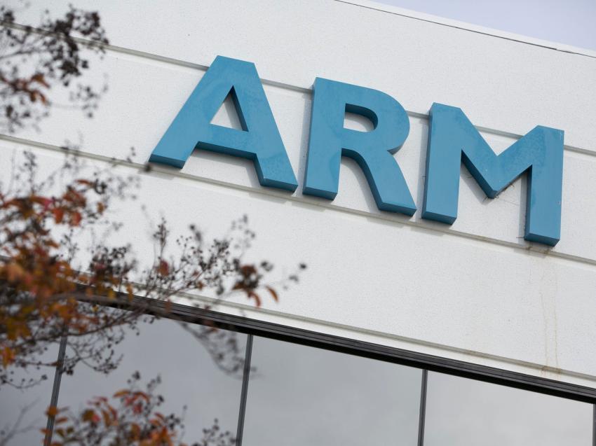 ARM Holdings không tự sản xuất chip mà chỉ tạo ra công nghệ và cấp phép cho các nhà sản xuất khác thực hiện.