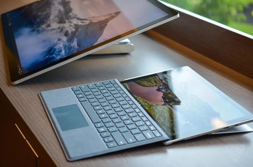 Surface Pro 5 ( Pro 2017 ) | Core i7 / RAM 8GB / SSD 256GB